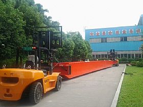 2輛10噸叉車抬運超長設備_廣州搬家公司，廣州設備搬運公司，廣州吊裝公司，支點搬運公司